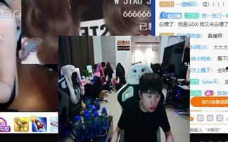 游戏女主播肩带掉落