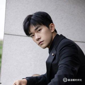 易烊千玺的简介资料,多才多艺的青春偶像，闪耀舞台的璀璨之星